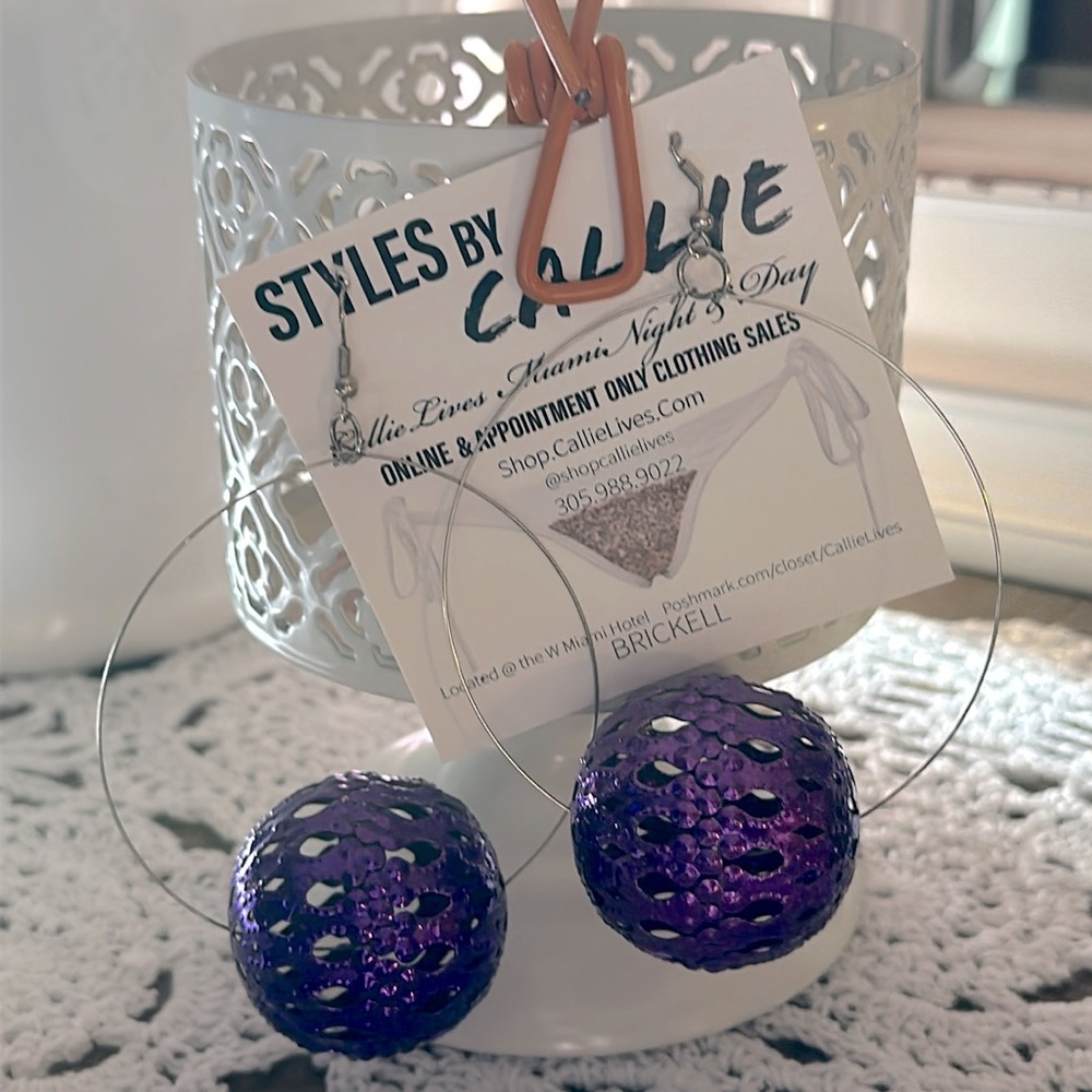 โ
CALLIE LIVES METALLIC DECOR GLOBE EARRINGSโ
- Picture 8 of 11